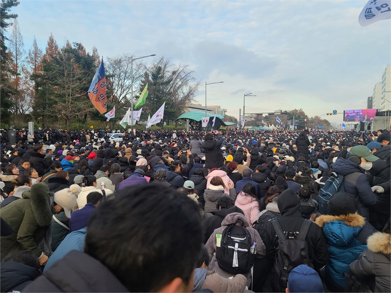 여의도 국회 앞, 뜨거운 함성과 촛불 물결… “몰아내자!” 외치는 시민들