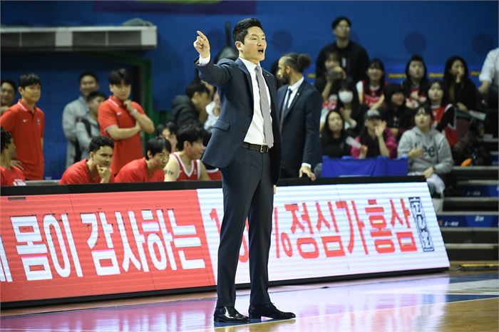 "우린 왜 후반에 잘할까요?"…전희철 감독도 궁금한 SK의 '뒷심'