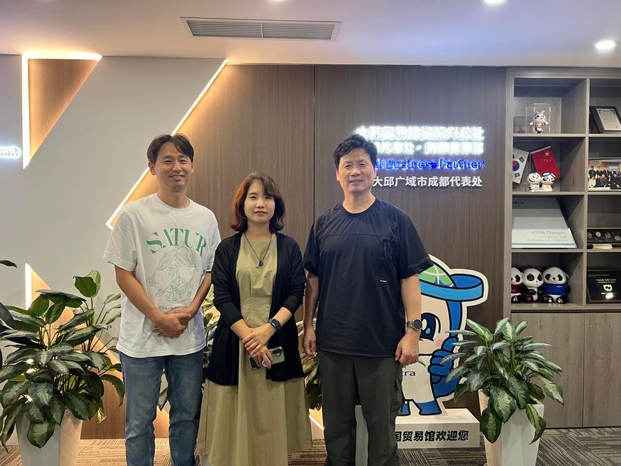 지난 18일 쓰촨(四川)성 청두(成都)에 거주하는 한국인 박근영(왼쪽부터), 정다은, 정재명 씨. (사진/신화통신)