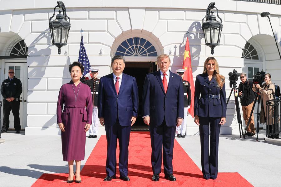 시진핑(習近平) 중국 국가주석과 부인 펑리위안(彭麗媛) 여사가 25일 오전 백악관에서 도널드 트럼프 미국 대통령과 부인 멜라니아 여사와 차담을 나눴다. 양국 정상 부부가 기념사진을 찍고 있다. (사진/신화통신)