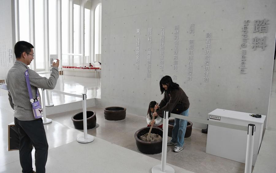 지난해 3월 15일 안후이(安徽)성 쉬안청(宣城)시 징(涇)현 선지(宣紙)문화원을 찾은 관광객이 선지 제작 체험을 하고 있다. (사진/신화통신)