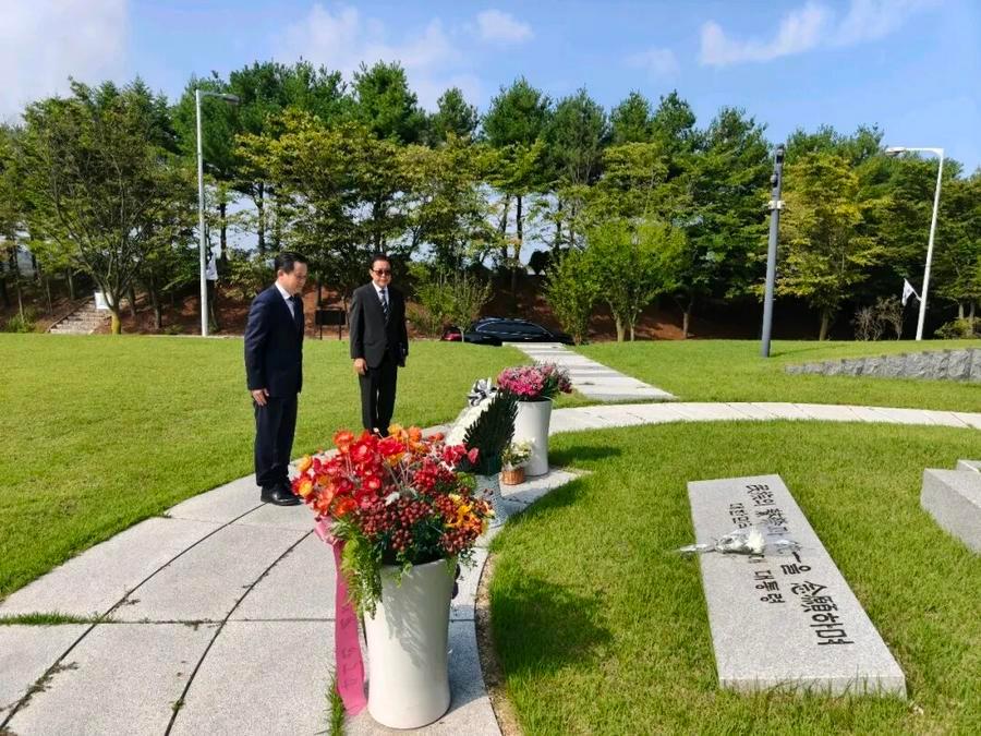 다이빙(戴兵) 주한 중국대사가 24일 중·한 수교 34주년을 기념해 노태우 전 대통령 묘역을 참배했다. (주한 중국대사관 제공)