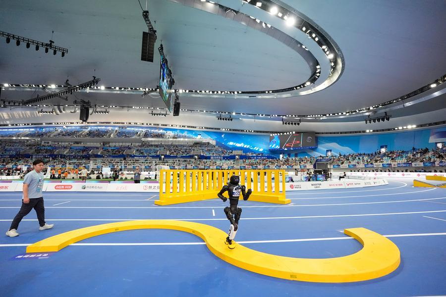 24일 400m 장애물 경기에 참가한 상하이 즈위안(智元·AgiBot)팀 로봇. 이날 로봇은 4분19초13의 기록으로 최종 2위에 올랐다. (사진/신화통신)