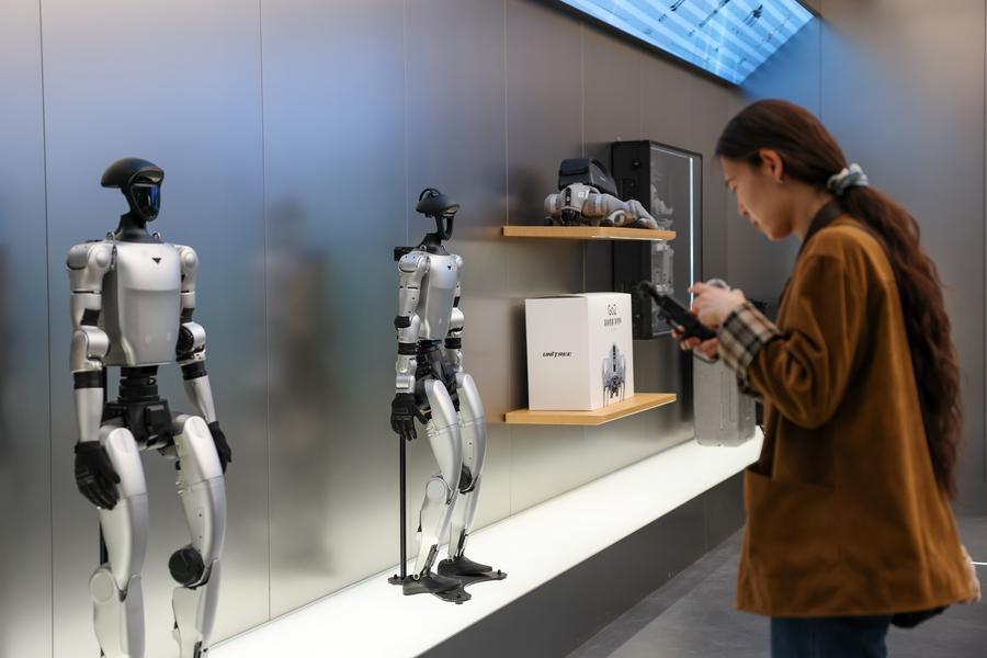 지난 4월 30일 베이징에 위치한 위수(宇樹)테크(Unitree Robotics) 직영매장 1호점에 전시된 휴머노이드 로봇. (사진/신화통신)