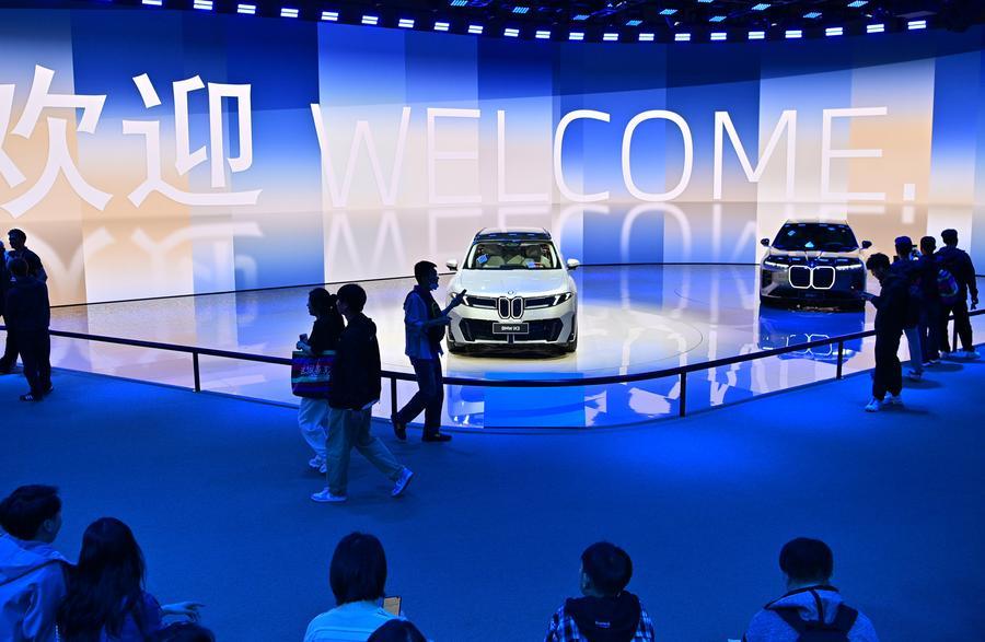 지난 5월 2일 '제19회 베이징국제모토쇼(오토 차이나 2026)'에서 BMW iX3 모델을 살펴보는 관람객. (사진/신화통신)
