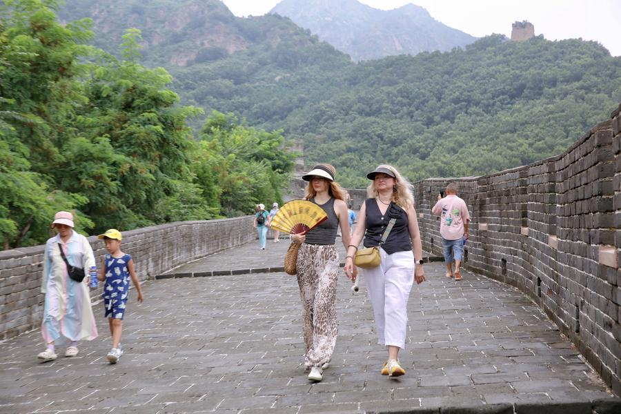 외국인 여행객들이 산하이관(山海關)구 자오산(角山)장성 관광지를 둘러보고 있다. (사진/신화통신)