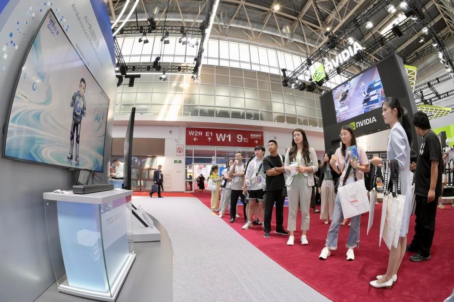 제4회 중국국제공급사슬엑스포 TCL 부스를 찾은 관람객이 지난 6월 25일 디지털 휴먼과 교류하고 있다. (사진/신화통신)