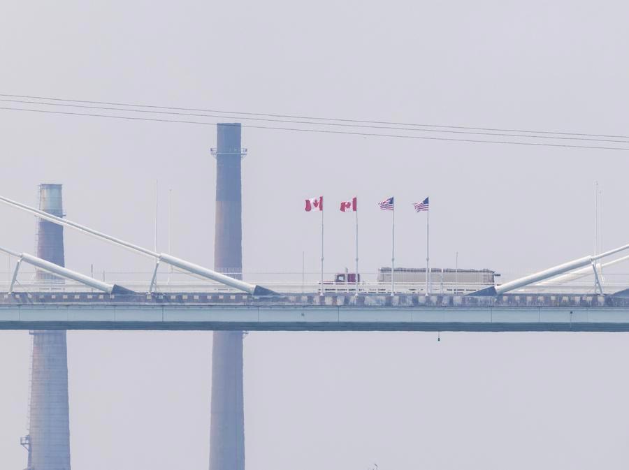 지난 7월 27일 캐나다 온타리오주 윈저에서 바라본 고디 하우 국제대교에서 한 트럭이 캐나다를 향해 달리고 있다. (사진/신화통신)
