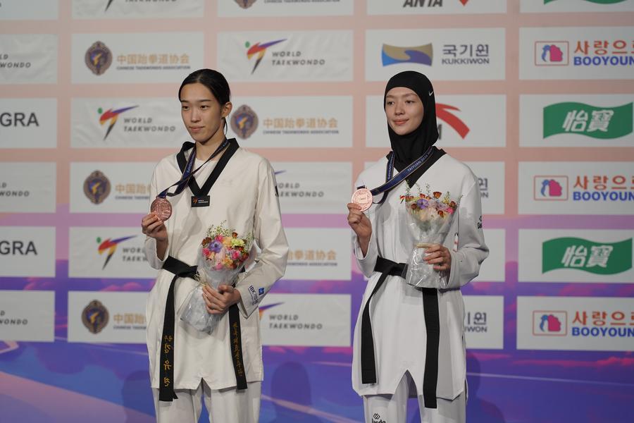 8월 30일 57kg급 경기에서 동메달을 획득한 한국의 김유진(왼쪽) 선수. (사진/신화통신)