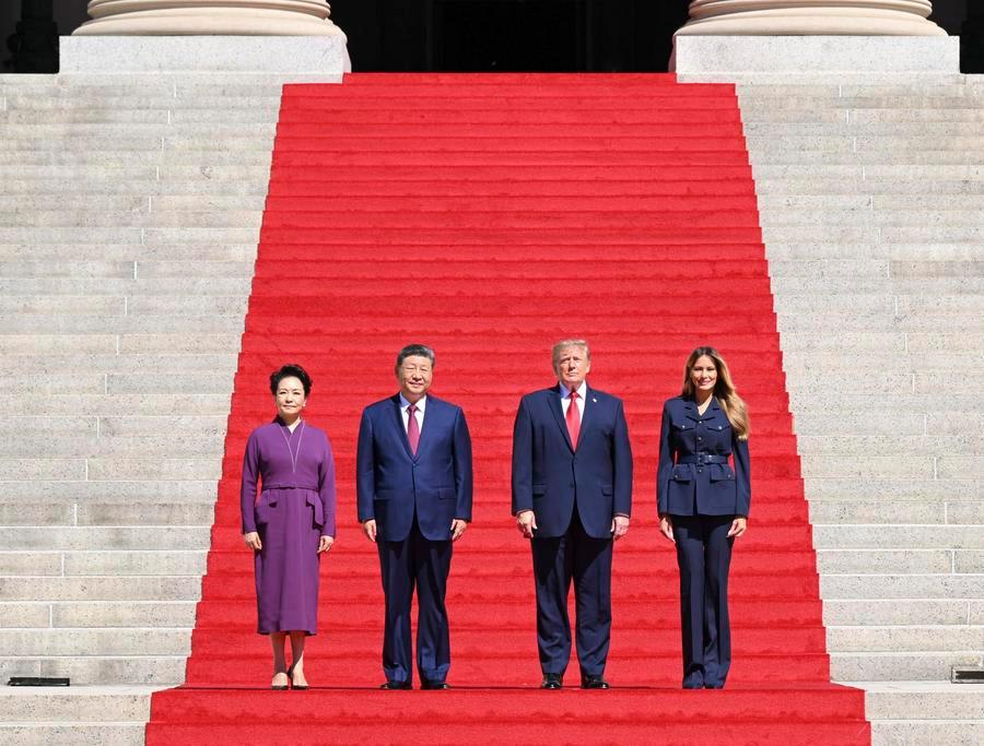 시 주석과 부인 펑 여사가 25일 오전 백악관에서 트럼프 대통령과 멜라니아 여사와 차담을 가졌다. 이후 트럼프 대통령 부부의 동행 하에 미국 국립문서기록관리청(NARA)을 참관했다. (사진/신화통신)