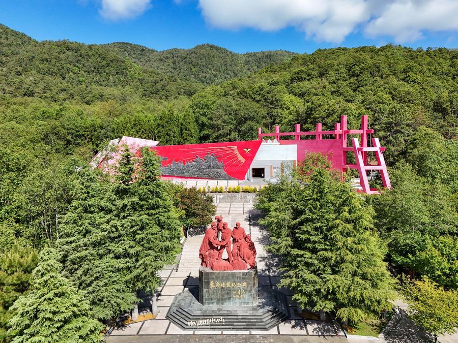 5월 13일 쓰촨성 량산(凉山) 이족(彝族) 자치주 몐닝(冕寧)현에 있는 이하이(彝海) 동맹 기념비와 기념관을 드론으로 담았다. (사진/신화통신)