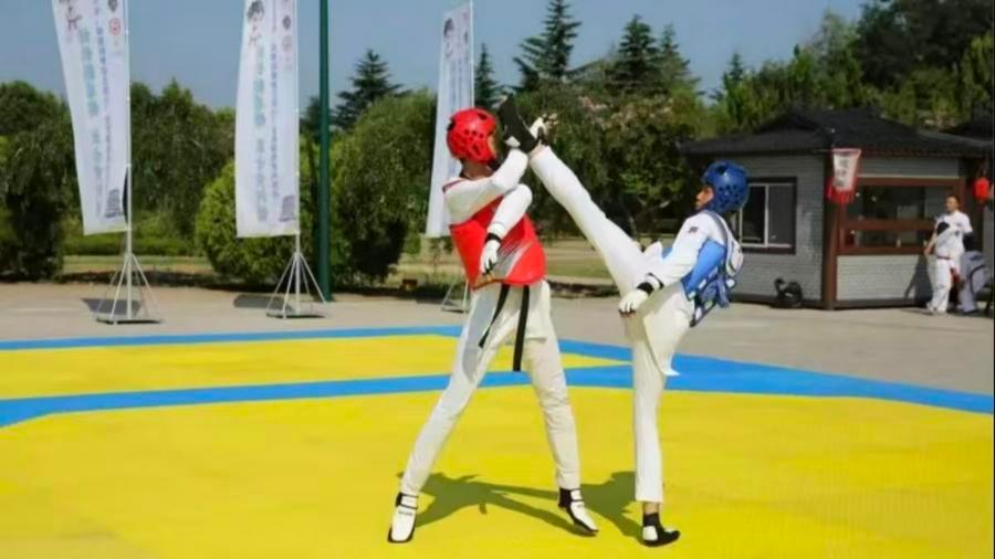 8월 25일 선수들이 중국 태권도협회의 2026년 '태권도 따라 여행하기' 생활체육 시리즈 행사에서 경기를 펼치고 있다. (사진/신화통신)