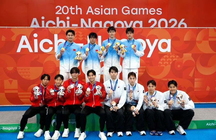 '2026 아이치·나고야 아시안게임' 남자 혼계영 4 x100m 계주 결승이 22일 도쿄 아쿠아틱스 센터에서 열렸다. 이날 금메달을 차지한 중국 대표팀(위)과 각각 은메달, 동메달을 획득한 일본 대표팀(왼쪽), 한국 대표팀이 시상식에서 기념사진을 찍고 있다. (사진/신화통신)