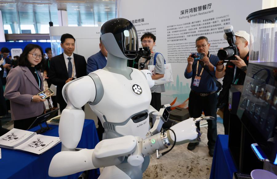 현장 관람객들이 5일 즈핑팡(智平方) 부스에서 아이바오(愛寶·AlphaBot) 로봇이 커피를 만드는 모습을 지켜보고 있다. (사진/신화통신)