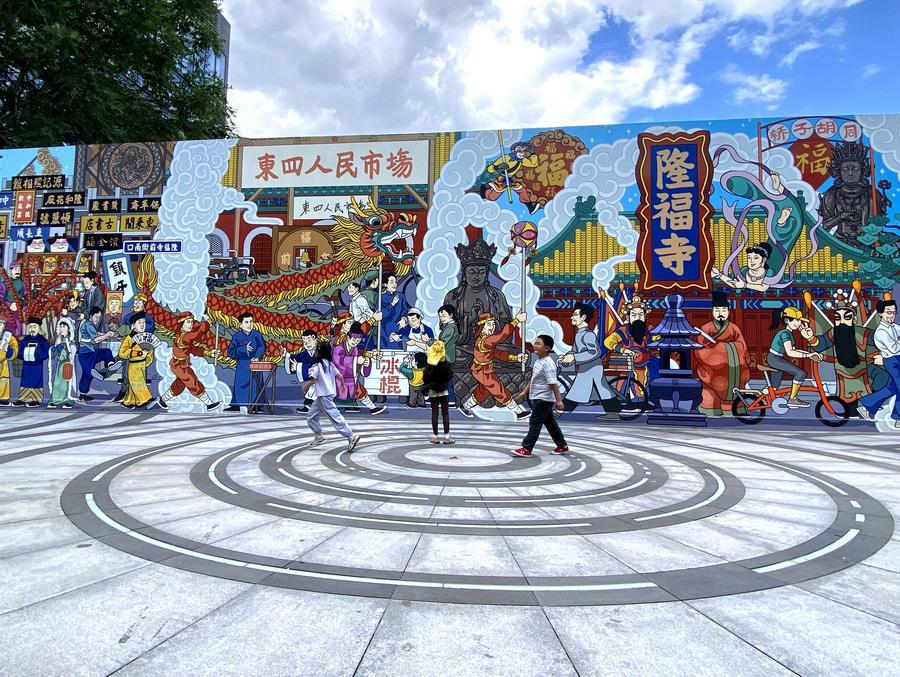 6월 17일 룽푸쓰(隆福寺)의 역사를 담은 벽화. (사진/신화통신)