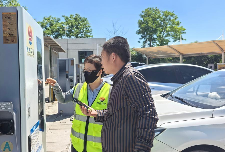 산시(陝西)성 청청(澄城)휴게소 직원이 지난 5월 3일 신에너지차 차주에게 충전하는 법을 안내하고 있다. (사진/신화통신)