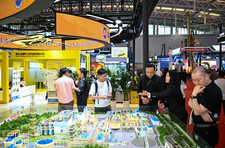 10일 행사장을 둘러보는 관람객들. (사진/신화통신)