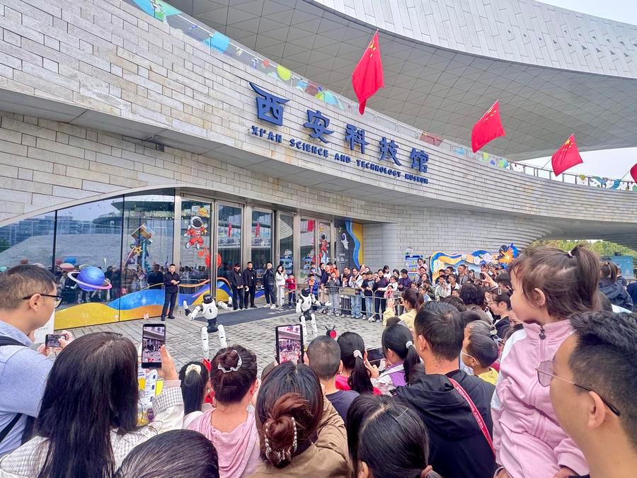 지난 5일 창안(長安) 클라우드-시안과학기술관 앞 광장. 음악에 맞춰 춤을 추는 로봇의 모습에 많은 관광객들이 사진을 찍고 박수를 보내고 있다. (사진/신화통신)