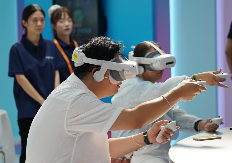 관람객들이 9일 '2026 CIFTIS' 스포츠서비스 테마전에서 가상 사격 게임을 체험하고 있다. (사진/신화통신)