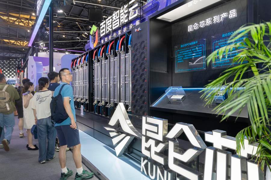 지난 7월 19일 '2026 세계인공지능대회(WAIC) 및 인공지능(AI) 글로벌 거버넌스 고위급 회의'에서 관람객들이 바이두 전시부스를 구경하고 있다. (사진/신화통신)