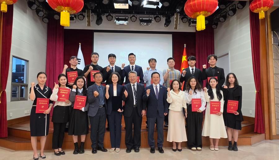 장학금 수상 학생 일부가 22일 수여식에서 지도교수, 심사 전문가 대표와 함께 기념사진을 찍고 있다. (사진/신화통신)