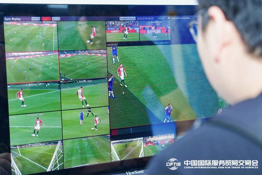 한 참가업체 관계자가 '2026 CIFTIS' 축구용 비디오 판독(VAR) 시뮬레이션 통제실에서 베이징루이가이(瑞蓋)테크회사(RIGOUR)의 VAR 및 오프사이드 판독 기술을 선보이고 있다. (사진/신화통신)