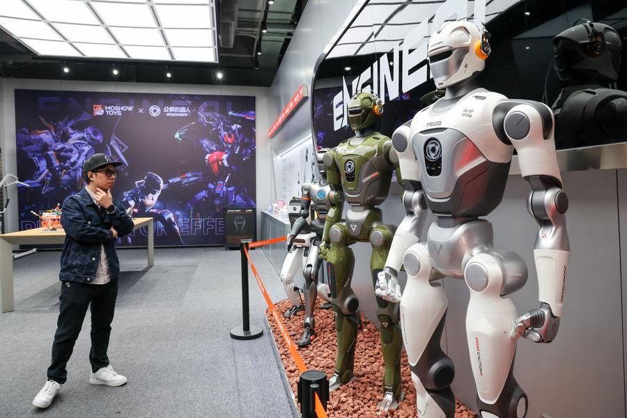 1월 15일 선전시 푸톈(福田)구에 있는 중칭(眾擎)로봇테크(EngineAI Robotics) 매장에서 체화지능 로봇을 살펴보는 고객. (사진/신화통신)