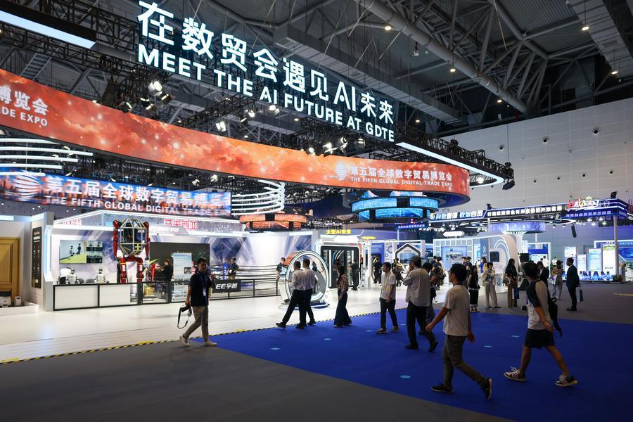 지난 24일 '제5회 글로벌 디지털 무역 박람회'를 찾아 디지털 무역 테마 전시관을 둘러보는 관람객. (사진/신화통신)