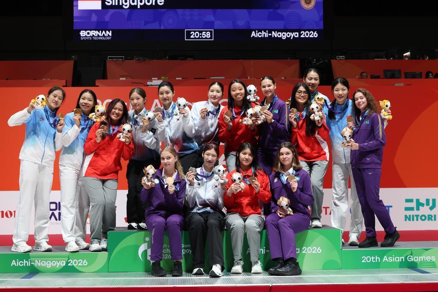 25일 펜싱 여자 에페 단체전 결승에서 중국 대표팀이 한국 대표팀을 45-28로 꺾고 금메달을 차지했다. 이날 시상대에 올라 기념사진 찍는 중국(금메달), 한국(은메달), 싱가포르·카자흐스탄(동메달) 대표팀. (사진/신화통신)