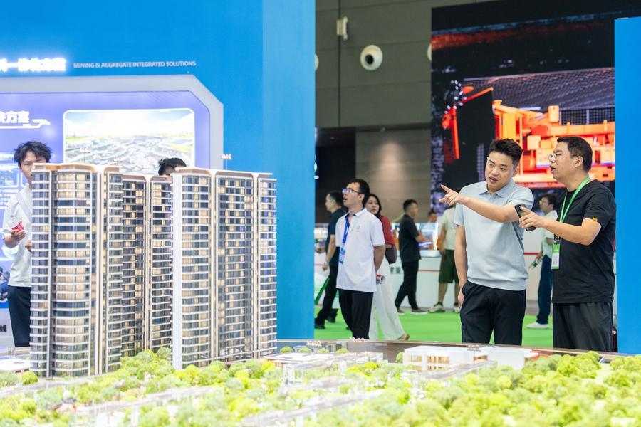 지난 6월 25일 후난(湖南)성 창사(長沙)국제컨벤션센터에서 열린 '2026 창사 국제 녹색 스마트 건설·건축공업화박람회'에 전시된 스마트 주택 시스템 모형. (사진/신화통신)