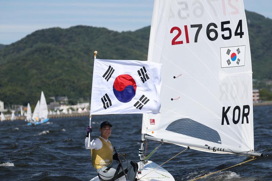 2일 열린 요트 남자 딩기 메달 레이스 1 경기에서 한국 하지민 선수가 금메달을 획득했다. 이날 기뻐하고 있는 하지민 선수. (사진/신화통신)