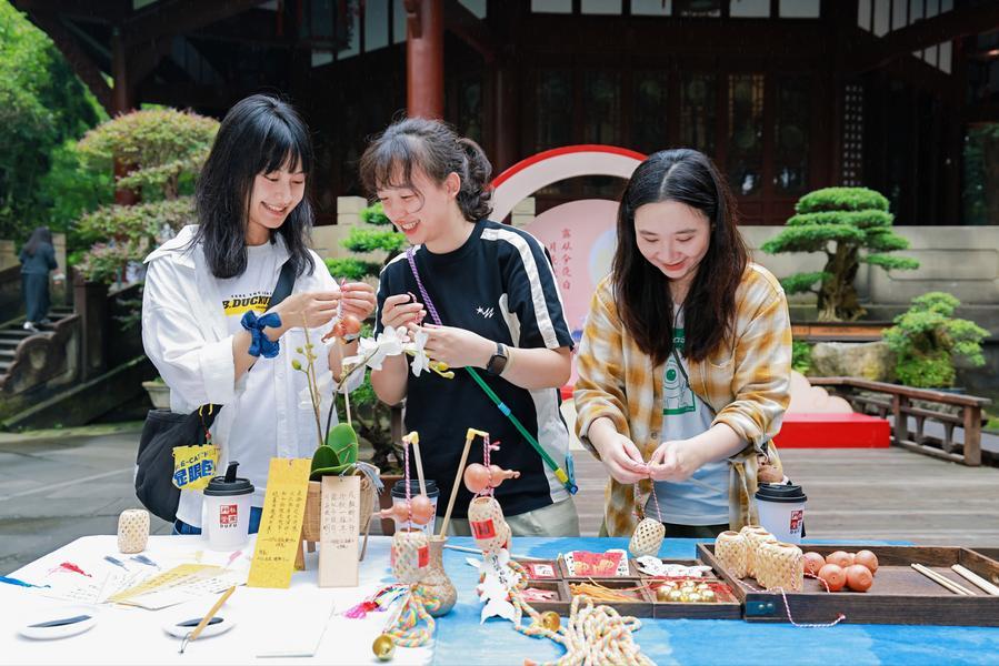 청두(成都) 두보초당(杜甫草堂)박물관에서 관람객들이 미니 등롱 만들기 등 중추절 특별 수공예 체험 행사에 참여하고 있다. (사진/신화통신)