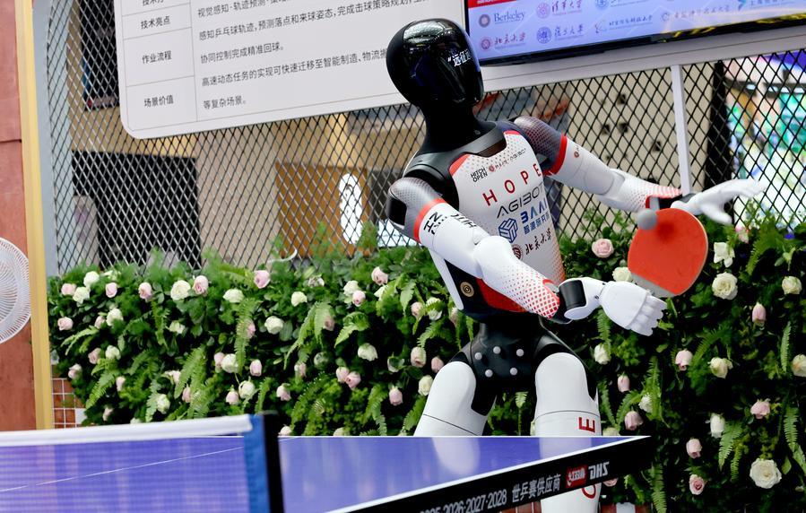 지난 7월 18일 '2026 세계인공지능대회(WAIC) 및 인공지능(AI) 글로벌 거버넌스 고위급 회의' 현장에서 로봇이 탁구를 치고 있다. (사진/신화통신)
