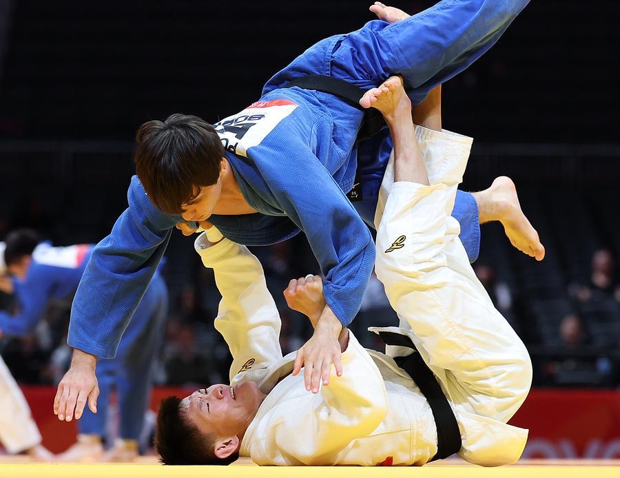 30일 열린 유도 남자 60㎏급 패자부활전에서 중국 마위린(馬鈺林·아래) 선수가 바레인 루슬란 폴토라츠키 선수를 들어 올리고 있다. 이날 마위린 선수가 승리해 동메달 결정전에 진출했다. (사진/신화통신)
