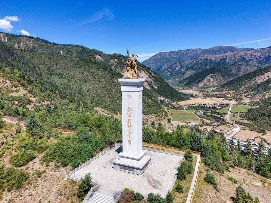 9월 3일 쓰촨성 뤄얼가이(若爾蓋)현에 있는 중국 공농홍군(工農紅軍) 3군 공동 북상 기념비를 드론으로 담았다. (사진/신화통신)