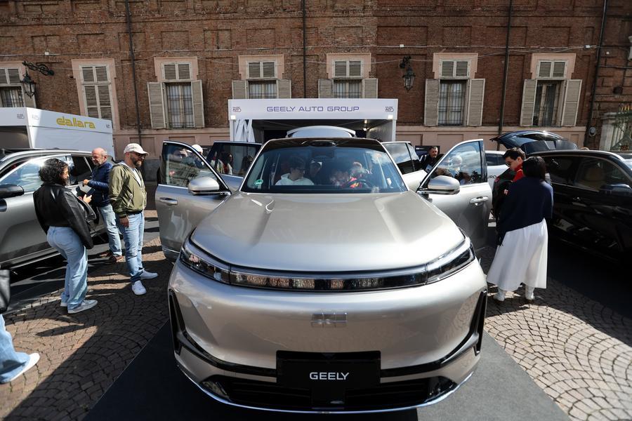 지난해 9월 27일 '이탈리아 토리노 오토쇼'에서 지리(吉利·Geely)자동차를 시승 중인 관람객. (사진/신화통신)