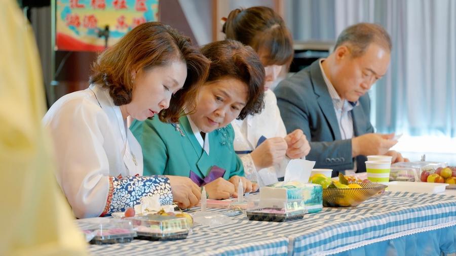 한국인 주민 대표가 25일 중국 월병을 만들고 있다. (사진/신화통신)