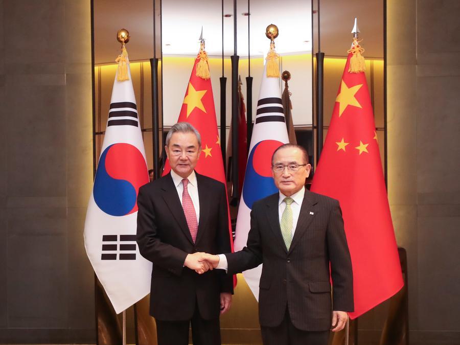 왕이(王毅) 중국공산당 중앙정치국 위원이자 중앙외사판공실 주임이 20일 서울에서 위성락 한국 국가안보실장과 전략대화를 가졌다. (사진/신화통신)