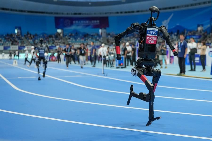 지난해 8월 17일 '세계 휴머노이드 로봇 운동회 ' 4x100m 계주에서 경기 중인 휴머노이드 로봇. (사진/신화통신)