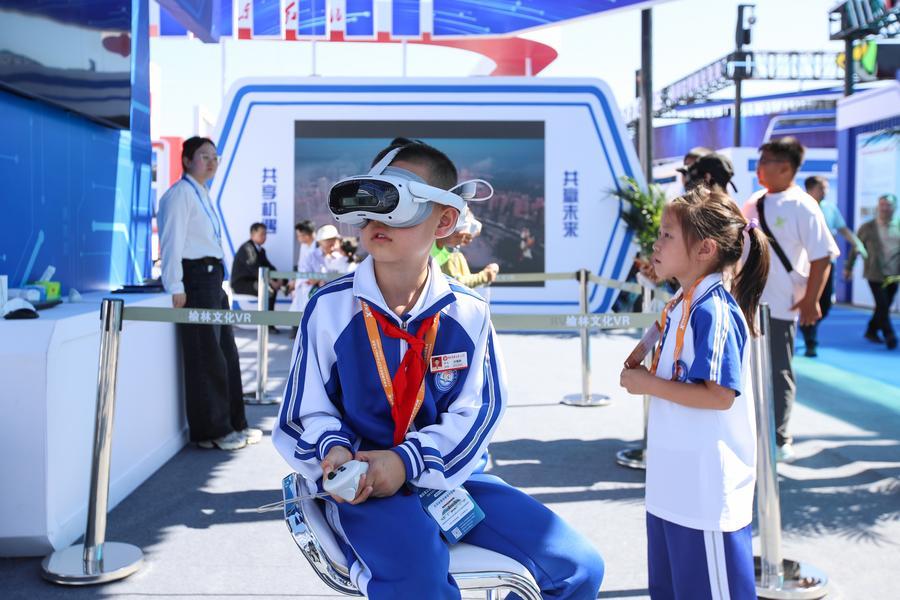 박람회를 찾은 현지 초등학생이 가상현실(VR) 장비를 체험하고 있다. (사진/신화통신)