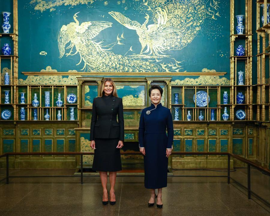 시진핑(習近平) 중국 국가주석의 부인 펑리위안(彭麗媛) 여사가 24일 정오 워싱턴에서 도널드 트럼프 미국 대통령의 부인 멜라니아 여사와 스미소니언 국립아시아예술박물관을 방문했다. (사진/신화통신)