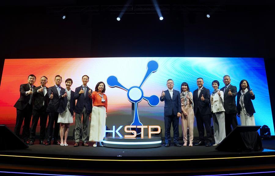 8월 31일 홍콩과학기술단지(HKSTP) 고위 관계자들이 창립 기념행사에서 기념촬영을 하고 있다. (사진/신화통신)