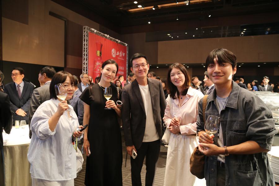 최근 중국(구이저우∙貴州) 방문을 마친 4명의 한국 인플루언서(왼쪽 첫째∙둘째, 오른쪽 첫째∙둘째)가 28일 주한 중국대사관이 주최한 중화인민공화국 수립 77주년 경축 리셉션에 참석했다. (사진/신화통신)