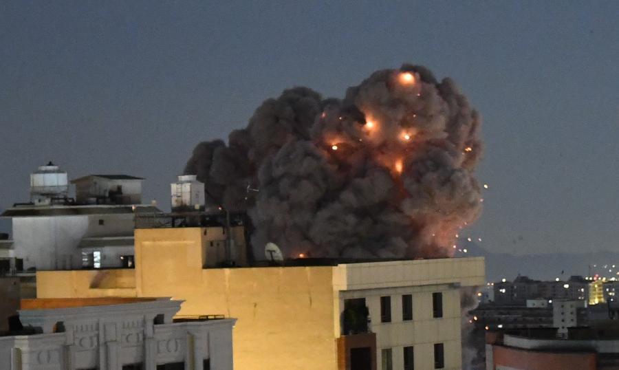 지난 3월 29일 이란 테헤란 시내에서 폭발로 짙은 연기가 피어오르고 있다. (사진/신화통신)