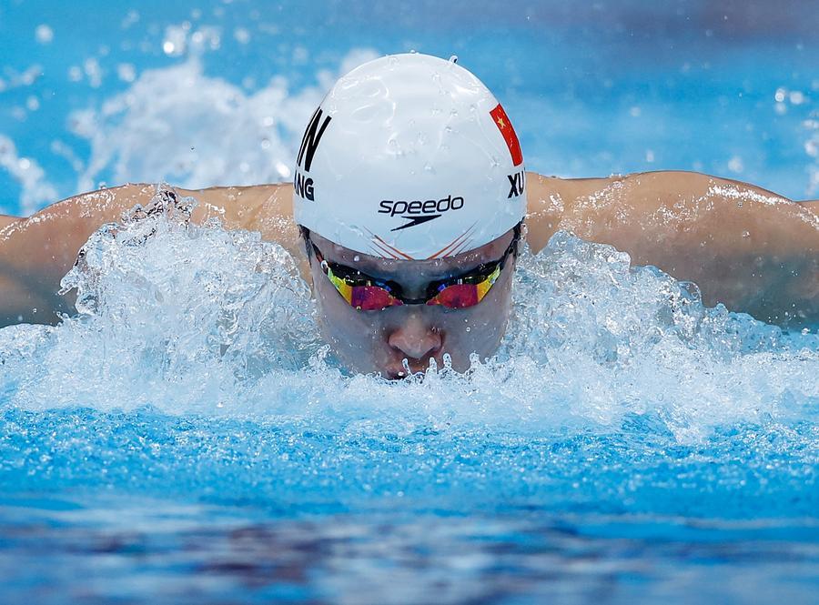 23일 중국 대표팀 쉬팡(徐放)이 경기를 펼치고 있다. 이날 도쿄 아쿠아틱스센터에서 열린 수영 혼성 4×100m 혼계영 예선에서 중국팀이 결승에 진출했다. (사진/신화통신)