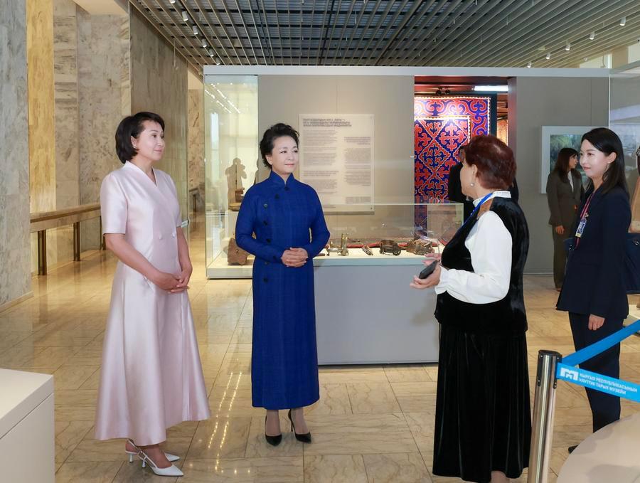 시진핑(習近平) 중국 국가주석 부인 펑리위안(彭麗媛) 여사가 31일 오전 비슈케크에서 사디르 자파로프 키르기스스탄 대통령 부인 아이굴 자파로바 여사와 함께 키르기즈공화국 국립역사박물관을 참관했다. 키르기스스탄 전통문화전을 참관 중인 양국 정상 부인. (사진/신화통신)