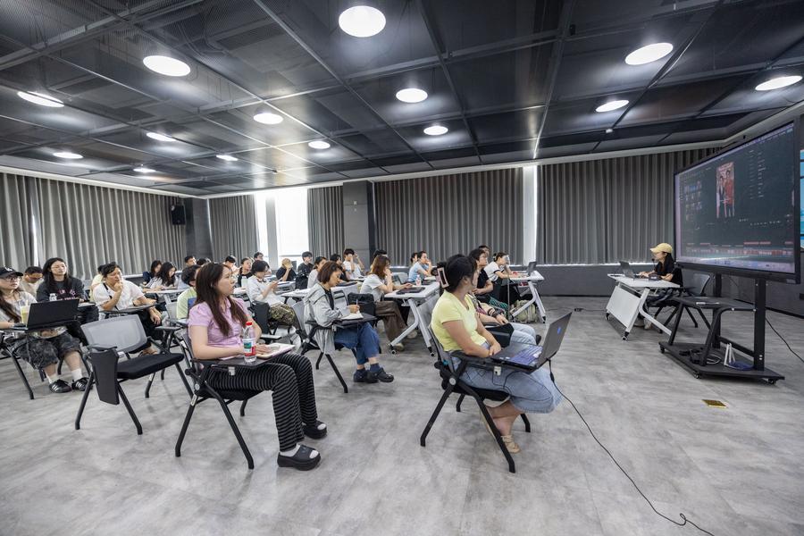 7월 13일 저장(浙江)성 후저우(湖州)시 우싱(吳興)구에서 강사가 수강생들에게 AI 숏드라마 무료 강의를 하고 있다. (사진/신화통신)