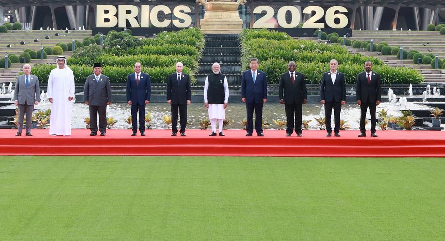 시진핑(習近平) 중국 국가주석이 12일 오후 뉴델리에서 열린 '제18차 브릭스(BRICS) 정상회의' 1단계 회의에 참석했다. 이날 단체 기념사진을 촬영하는 브릭스 정상들. (사진/신화통신)