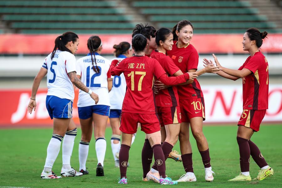 21일 중국의 천차오주(陳巧珠∙오른쪽 셋째) 선수가 득점한 뒤 동료들과 기뻐하고 있다. 이날 여자 축구 조별리그 G조에서 중국은 필리핀을 5대1로 꺾었다. (사진/신화통신)