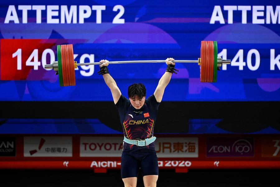 27일 열린 역도 여자 77㎏급 결승에서 중국의 허런슈(何仁秀)가 금메달을 차지했다. 이날 역기를 들어 올리는 허런슈. (사진/신화통신)
